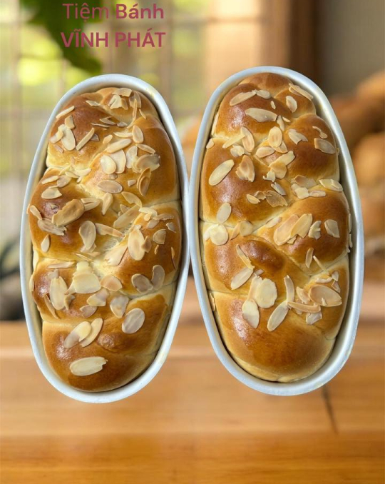 Bánh mì hoa cúc hạnh nhân